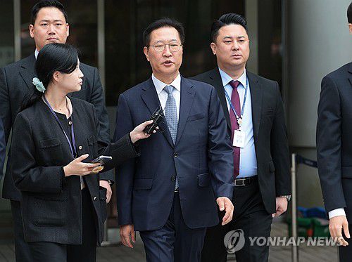 박성재 전 법무부 장관 구속심사 종료(서울=연합뉴스) 김인철 기자 = 윤석열 전 대통령의 12·3 비상계엄 선포를 방조·가담한 혐의를 받는 박성재 전 법무부 장관이 14일 구속 전 피의자 심문(영장실질심사)을 마치고 서울 서초구 서울중앙지방법원을 나서고 있다. 2025.10.14 yatoya@yna.co.kr