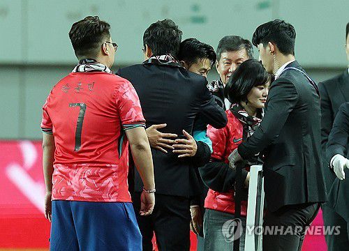 전설들의 포옹(서울=연합뉴스) 이동해 기자 = 14일 서울 마포구 서울월드컵경기장에서 열린 한국과 파라과이 축구 대표팀의 친선경기.     경기 시작 전 A매치 역대 최다 출전 기록을 세운 손흥민이 차범근 전 감독과 포옹을 하고 있다. 손흥민은 지난 브라질전 출전을 통해 A매치 통산 출전 137경기를 달성하며 한국 축구의 새 역사를 작성했다. 2025.10.14 eastsea@yna.co.kr