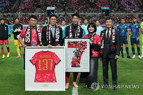 A매치 역대 최다 출전기록 달성한 손흥민(서울=연합뉴스) 임화영 기자 = 14일 서울 마포구 서울월드컵경기장에서 열린 한국과 파라과이 축구 대표팀의 친선경기.     경기 시작 전 손흥민이 A매치 역대 최다 출전 기록(137경기) 기념 유니폼을 전달받은 뒤 차범근 전 감독, 정몽규 대한축구협회장 등 관계자들과 기념사진을 찍고 있다. 손흥민은 지난 브라질전 출전을 통해 A매치 통산 출전 137경기를 달성하며 한국 축구의 새 역사를 작성했다. 2025.10.14 hwayoung7@yna.co.kr
