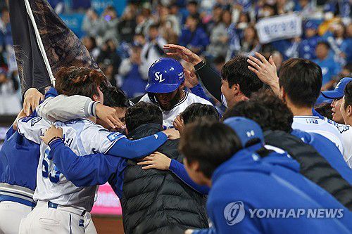 디아즈의 2점포에 뜨거워진 삼성 더그아웃(대구=연합뉴스) 김성민 기자 = 14일 대구 삼성라이온즈파크에서 열린 2025 KBO 프로야구 포스트시즌 준플레이오프 4차전 SSG 랜더스와 삼성 라이온즈의 경기.     8회말 2사 1루 삼성 디아즈가 투런 홈런을 친 뒤 더그아웃에서 환영받고 있다. 2025.10.14 ksm7976@yna.co.kr