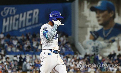 디아즈 '전화 세리머니'(대구=연합뉴스) 김성민 기자 = 14일 대구 삼성라이온즈파크에서 열린 2025 KBO 프로야구 포스트시즌 준플레이오프 4차전 SSG 랜더스와 삼성 라이온즈의 경기. 8회말 2사 1루 삼성 디아즈가 2점 홈런을 치고 그라운드를 돌며 세리머니를 하고 있다. 2025.10.14 ksm7976@yna.co.kr