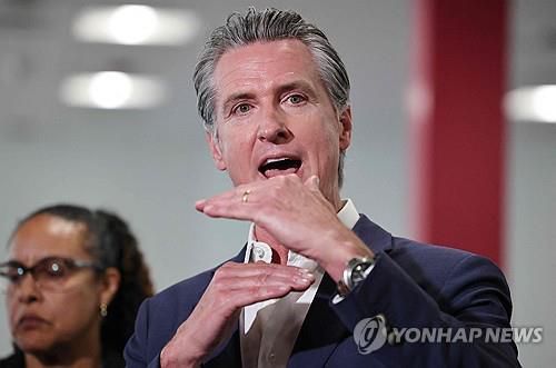 개빈 뉴섬 미국 캘리포니아 주지사(로스앤젤레스 게티이미지 AFP=연합뉴스 자료사진) 2025년 10월 8일 미국 캘리포니아주 로스앤젤레스 소재 벨비디어 중학교에서 개빈 뉴섬 캘리포니아주지사가 기자들에게 자신이 서명해 공포한 어린이 영양과 건강을 증진시키기 위한 법안에 관해 설명하고 있다. (Photo by MARIO TAMA / GETTY IMAGES NORTH AMERICA / Getty Images via AFP) 2025.10.15.