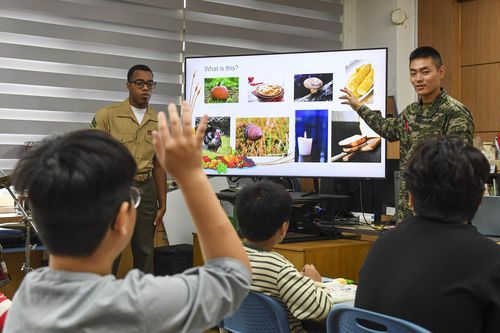 포항 장기초등학교에서 영어 가르치는 한미 해병대원[해병대 1사단 제공. 재판매 및 DB 금지]