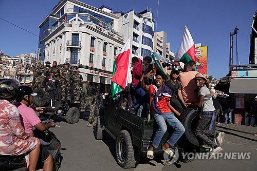 정권 장악 선언하기 위해 대통령궁으로 이동하는 캡사트 부대[AP=연합뉴스 자료사진. 재판매 및 DB 금지]