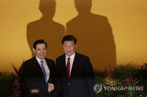 66년만에 이뤄진 양안 정상회담2015년 11월 7일(현지시간) 싱가포르 샹그릴라 호텔에서 시진핑(習近平) 중국 국가주석과 마잉주(馬英九) 당시 대만 총통이 정상회담에 앞서 악수하고 있다. 이날 회담은 1949년 분단 이후 양안 지도자가 국가원수이자 정부 대표 자격으로 한 테이블에 앉은 사건이었다. [EPA=연합뉴스 자료사진]