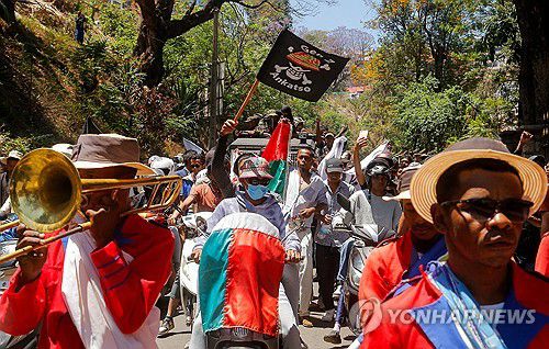 마다가스카르 Z세대 시위에 등장한 '해적단' 깃발[로이터=연합뉴스 자료사진. 재판매 및 DB 금지]