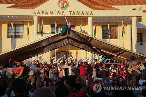 대통령 축출 기뻐하는 마다가스카르 시민들[로이터=연합뉴스 자료사진. 재판매 및 DB 금지]