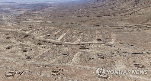 아사드 독재정권이 시신 수천구를 비밀리에 옮긴 곳으로 추정되는 두이마르 외곽 사막 비밀 장소를 드론으로 촬영한 모습.[로이터=연합뉴스. 재판매 및 DB 금지]