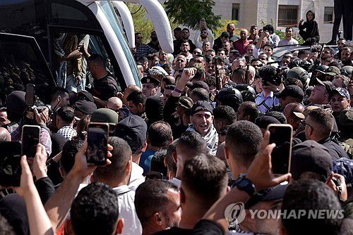 13일(현지시간) 가자지구에서 이스라엘군에 구금됐다 풀려난 팔레스타인 수감자들을 태운 버스가 인파에 둘러싸여 있다. [UPI 연합뉴스 자료사진. 재판매 및 DB 금지]
