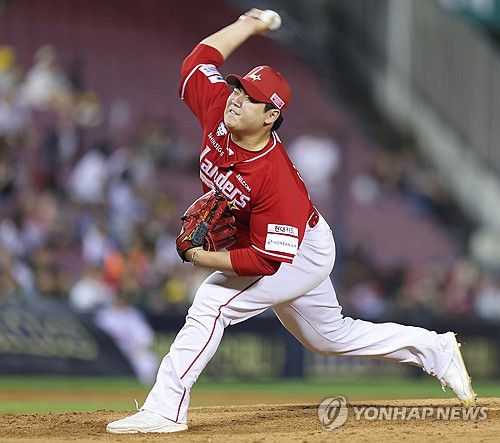 역투하는 이로운(서울=연합뉴스) 김도훈 기자 = 11일 서울 잠실야구장에서 열린 프로야구 2025 신한 SOL 뱅크 KBO리그 SSG 랜더스와 LG 트윈스의 경기. 7회말 교체 투입된 SSG 이로운이 역투하고 있다. 2025.6.11 superdoo82@yna.co.kr