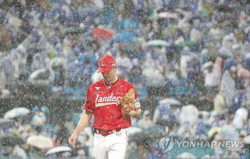 갑자기 쏟아지는 비에 중단되는 프로야구 준PO 3차전(대구=연합뉴스) 윤관식 기자 = 13일 대구 삼성라이온즈파크에서 열린 2025 프로야구 KBO리그 포스트시즌 준플레이오프 3차전 SSG 랜더스와 삼성 라이온즈의 경기. 1회말 갑자기 쏟아지는 강한 비로 경기가 중단되자 SSG 선발투수 앤더슨이 마운드를 내려가고 있다. 2025.10.13 psik@yna.co.kr