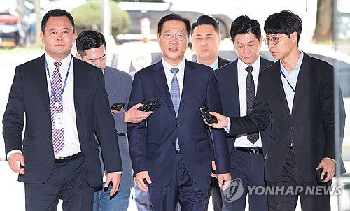 박성재 전 법무부 장관, 법원 구속영장심사 출석(서울=연합뉴스) 김인철 기자 = 윤석열 전 대통령의 12·3 비상계엄 선포를 방조·가담한 혐의를 받는 박성재 전 법무부 장관이 14일 구속 전 피의자 심문(영장실질심사)을 받기 위해 서울 서초구 서울중앙지방법원으로 들어서고 있다. 2025.10.14 yatoya@yna.co.kr