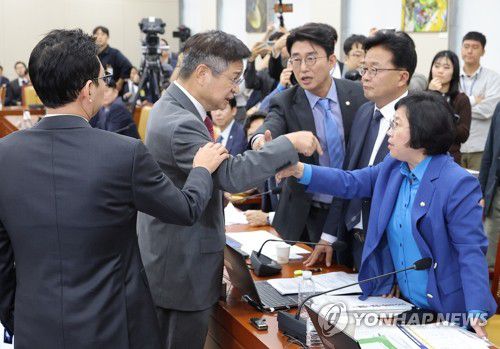 과방위 국감, 설전 벌이는 여야 의원들(서울=연합뉴스) 류영석 기자 = 14일 서울 여의도 국회 과학기술정보방송통신위원회에서 열린 2025년도 국정감사에서 더불어민주당 김우영 의원의 질의 중 국민의힘 박정훈 의원의 문자메시지 공개와 관련해 여야 의원들이 설전을 벌이고 있다. 2025.10.14 ondol@yna.co.kr