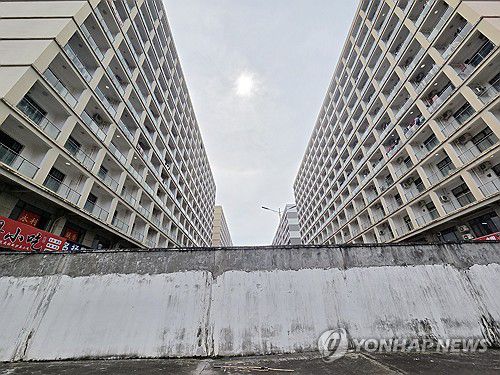 3m 넘는 담벼락(시하누크빌[캄보디아]=연합뉴스) 손현규 특파원 = 14일(현지시간) 오후 캄보디아 시하누크빌에 있는 범죄 단지로 추정되는 건물 인근에 3m가 넘는 담벼락이 서 있다. 2025.10.14 son@yna.co.kr