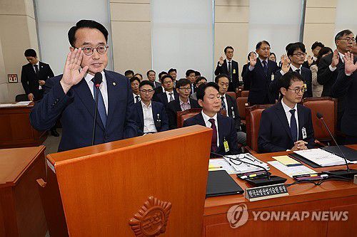 허철훈 중앙선거관리위원회 사무총장 선서(서울=연합뉴스) 박동주 기자 = 허철훈 중앙선거관리위원회 사무총장이 15일 서울 여의도 국회에서 열린 행정안전위원회의 중앙선거관리위원회, 인사혁신처 등에 대한 국정감사에서 선서하고 있다. 2025.10.15 pdj6635@yna.co.kr