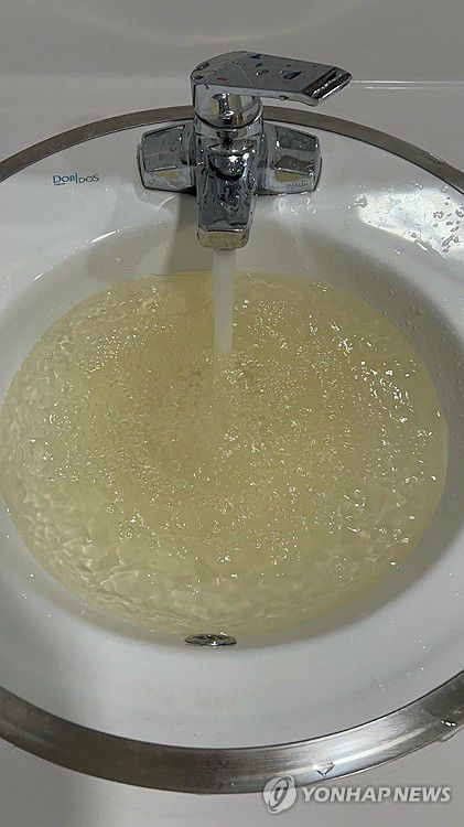 탁수로 주민 불편 겪고 있는 운정신도시(파주=연합뉴스) 경기 파주시 운정신도시 일대에 이틀째 탁수가 공급돼 주민들이 불편을 겪고 있다. 사진은 15일 세면대 수도에서 나오는 탁수의 모습. 2025.10.15 [독자 제공. 재판매 및 DB 금지] nsh@yna.co.kr