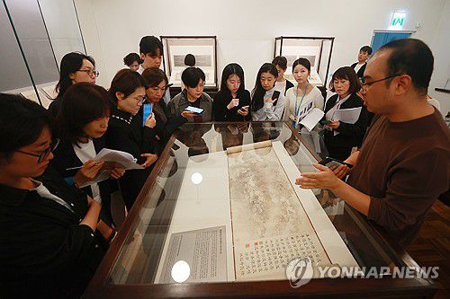 간송미술관, 가을 기획전 '보화비장' 개최(서울=연합뉴스) 진연수 기자 = 15일 서울 성북구 간송미술관에서 열린 가을 기획전 '보화비장: 간송컬렉션, 보화각에 담긴 근대의 안목'에서 참석자들이 전시를 살펴보고 있다.      간송미술관이 소장하고 있는 7인의 근대 수장가 컬렉션을 공개하는 이번 전시는 국보 4건 보물 4건을 포함한 총 26건 40점의 유물을 선보인다. 2025.10.15 jin90@yna.co.kr