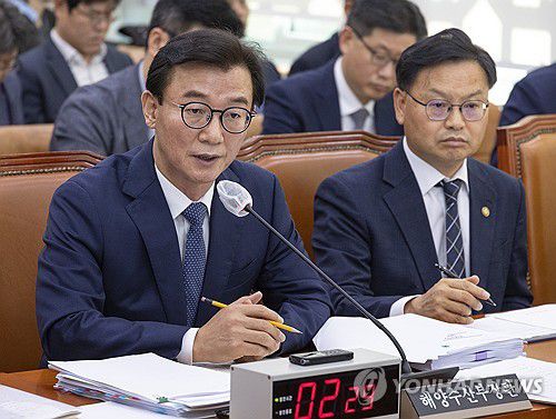 의원 질의에 답변하는 전재수 해양수산부 장관(서울=연합뉴스) 황광모 기자 = 전재수 해양수산부 장관이 15일 서울 여의도 국회 농림축산식품해양수산위원회에서 열린 2025년도 해양수산부 등에 대한 국정감사에서 의원 질의에 답하고 있다. 2025.10.15 hkmpooh@yna.co.kr