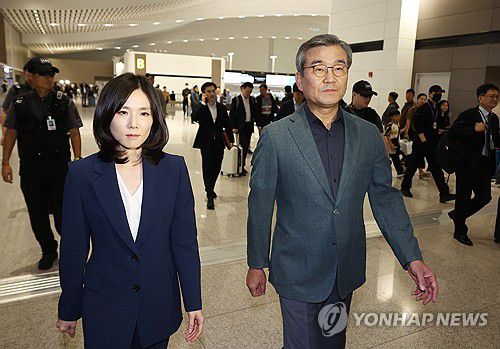 정부, 캄보디아에 대응팀 급파(영종도=연합뉴스) 신준희 기자 = '캄보디아 정부합동 대응팀' 단장인 김진아 외교부 2차관(왼쪽)과 박성주 경찰청 국가수사본부장 등 캄보디아 사태 정부 합동 대응팀이 15일 오후 인천국제공항을 통해 출국하고 있다.      대응팀은 캄보디아 당국과 지난 8월 한국인 대학생 고문 사망사건에 대한 수사 협조를 촉구하고 부검 및 유해운구 절차, 공동 조사에 관해 논의할 것으로 예상된다. 아울러 현지 당국의 단속으로 구금된 한국인 송환 계획도 협의할 것으로 전해졌다. 2025.10.15 hama@yna.co.kr