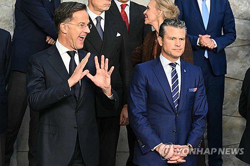 마르크 뤼터 나토 사무총장(왼쪽)과 피트 헤그세스 미국 국방장관[AFP 연합뉴스. 재판매 및 DB 금지]
