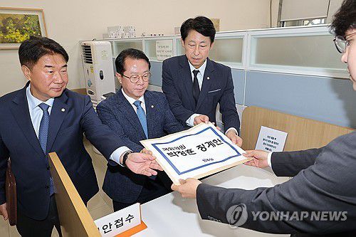 국민의힘 박정훈 의원 징계안 제출하는 더불어민주당(서울=연합뉴스) 류영석 기자 = 더불어민주당 이훈기 원내부대표(오른쪽부터), 문금주 원내대변인, 이기헌 원내대표비서실장이 16일 서울 여의도 국회 의안과에서 국민의힘 박정훈 의원에 대한 징계안을 제출하고 있다. 2025.10.16 ondol@yna.co.kr