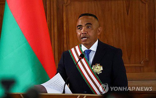 마다가스카르 대통령 선서하는 랜드리아니리나[로이터 연합뉴스 재판매 및 DB 금지]