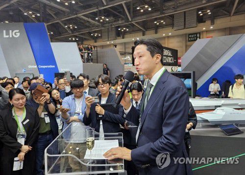 인사말 하는 정기선 HD현대중공업 부회장(부산=연합뉴스) 김호준 기자 = 정기선 HD현대중공업 부회장이 28일 부산 벡스코에서 열린 '국제해양방위산업전(MADEX) 2025'에 참석해 인사말하고 있다. 정 부회장은 "HD현대는 대한민국 첫 전투함인 울산함을 시작으로 총 106척의 함정을 제작, 이 중 18척을 해외에 수출"했다고 밝혔다. 2025.5.28 hojun@yna.co.kr