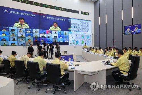 국정자원 화재 관련 중대본 12차 회의(세종=연합뉴스) 배재만 기자 = 윤호중 행정안전부 장관이 16일 정부세종청사 중앙재난안전상황실에서 열린 국가정보자원관리원 행정정보시스템 화재 관련 중대본 12차 회의를 주재하고 있다. 2025.10.16 scoop@yna.co.kr