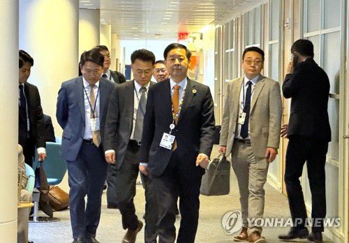 IMF 방문한 구윤철 부총리(워싱턴=연합뉴스) 이유미 특파원 = 구윤철 부총리 겸 기획재정부 장관이 16일(현지시간) 워싱턴DC의 국제통화기금(IMF) 본부에서 이동하고 있다. 2025.10.17 yumi@yna.co.kr