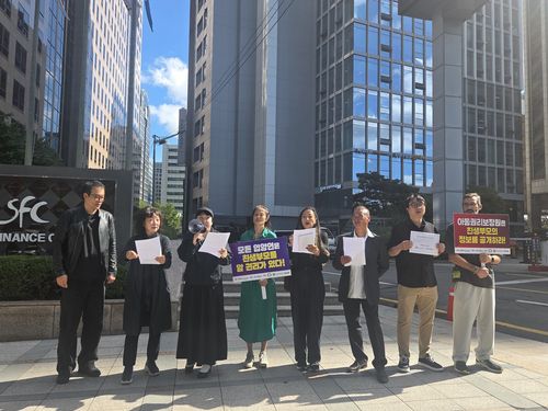 "모든 입양인은 친생부모를 알 권리가 있다"몽테뉴해외입양연대는 2025년 10월16일 서울 중구 아동권리보장원 앞에서 시위를 벌였다. 참석자들은 입양인의 친부모 정보를 공개해야 한다고 주장했다. (왼쪽부터 이승훈 몽테뉴해외입양연대 사무국장, 권희정 미혼모아카이빙과권익옹호연구소 대표, 김수빈 나는부모다협회 대표, 전혜선 벨기에 입양인, 김미소 벨기에 입양인, 구상필 벨기에 입양인, 스웨덴 입양인의 친부 곽대희씨, 맨 오른쪽 외국인은 김미소씨 남편)