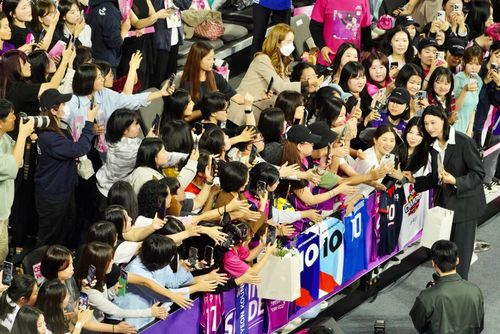 팬들과 작별 인사는 김연경(맨 오른쪽)[촬영 이동칠]