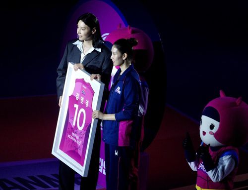 김수지로부터 기념 액자 선물받은 김연경(왼쪽)[흥국생명 배구단 제공. 재판매 및 DB 금지]