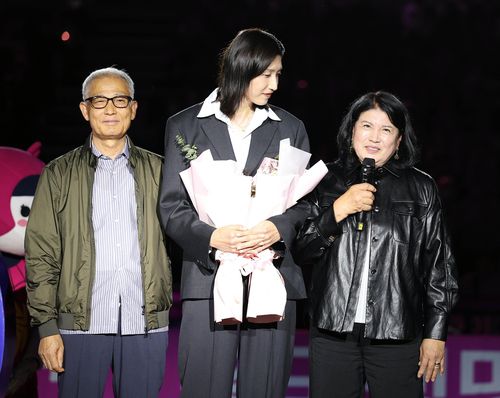 은퇴식 행사에서 부모님과 함께한 김연경(중앙)[흥국생명 배구단 제공. 재판매 및 DB 금지]