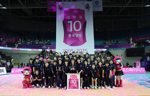 은퇴식 후 흥국생명 선수단과 함께한 김연경(뒷줄 중앙)[흥국생명 배구단 제공. 재판매 및 DB 금지]