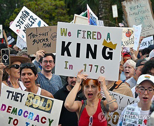 지난 6월 플로리다 올랜도에서의 '노 킹스' 시위[UPI=연합뉴스 자료사진. 재판매 및 DB 금지]