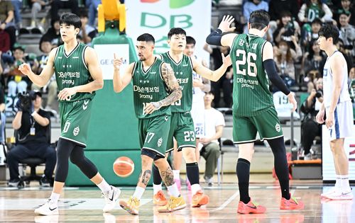 알바노(17번) 등 DB 선수들[KBL 제공. 재판매 및 DB 금지]