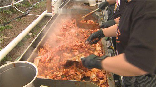 춘천 축제장에서 요리하는 닭갈비[춘천시 제공.재판매 및 DB 금지]