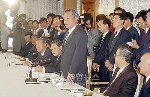 긴급 재계중진회의(서울=연합뉴스) 조보희 기자 = 최종현 전경련회장이 노태우 전대통령 비자금 파문과 관련한 재계입장을 논의하기 위해 전국경제인연합회에서 열린 긴급 재계중진회의에서 인사말을 하고 있다. 1995.11.3   <저작권자 ⓒ 2009 연 합 뉴 스. 무단전재-재배포 금지.>