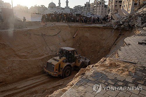 가자지구 남부 칸유니스에서 진행 중인 시신 수습 작업[EPA 연합뉴스. 재판매 및 DB 금지]
