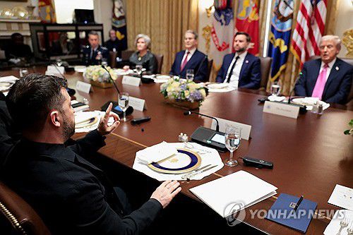 백악관서 만난 트럼프와 젤렌스키(워싱턴 로이터=연합뉴스) 도널드 트럼프 미국 대통령과 미국을 방문한 볼로디미르 젤렌스키 우크라이나 대통령이 17일(현지시간) 워싱턴DC 백악관에서 회담하고 있다. 2025.10.17