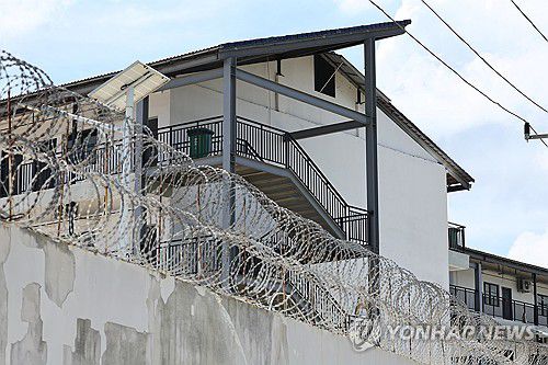 높은 외벽과 철조망으로 둘러싸인 태자단지(프놈펜=연합뉴스) 서대연 기자 = 캄보디아에서 한국인 납치·감금이 잇따라 발생하며 정부가 대응에 나선 가운데 지난 16일(현지시간) 캄보디아 프놈펜 인근 범죄단지로 알려진 태자단지 외벽에 철조망이 깔려있다. 2025.10.16 dwise@yna.co.kr