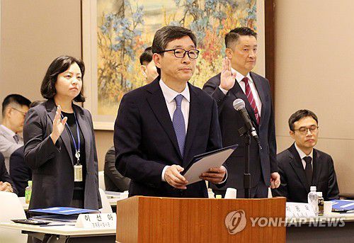 주일 한국대사관 국정감사서 선서하는 주일대사(도쿄=연합뉴스) 박상현 특파원 = 이혁 주일 한국대사가 18일 일본 도쿄 주일 한국대사관에서 열린 국회 외교통일위원회 국정감사에서 선서하고 있다. 2025.10.18 psh59@yna.co.kr