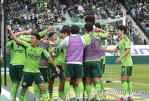 우승 향해 가는 전북 현대(전주=연합뉴스) 나보배 기자 = 18일 전북 전주월드컵경기장에서 열린 2025 하나은행 K리그1 33라운드 전북 현대와 수원 FC의 경기. 후반전 전북 현대 티아고의 골에 선수들이 함께 환호하고 있다. 2025.10.18 warm@yna.co.kr