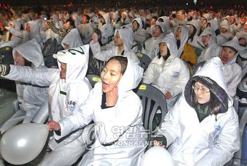 2001년 HOT 콘서트에서 팬들이 흰색 풍선을 흔들고 있다[연합뉴스 자료사진]