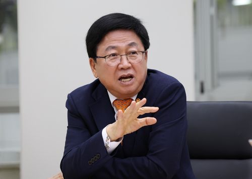 연합뉴스와 인터뷰하는 최교진 교육부 장관(세종=연합뉴스) 최교진 교육부 장관이 16일 정부세종청사에서 연합뉴스와 인터뷰하고 있다. 2025.10.19 [교육부 제공. 재판매 및 DB 금지]