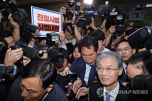 취재진에 둘러싸인 조희대 대법원장(서울=연합뉴스) 류영석 기자 = 조희대 대법원장이 13일 서울 여의도 국회에서 열린 대법원 등에 대한 법제사법위원회 국정감사에서 정회가 선언되자 법사위 회의실을 나서고 있다. 2025.10.13 ondol@yna.co.kr