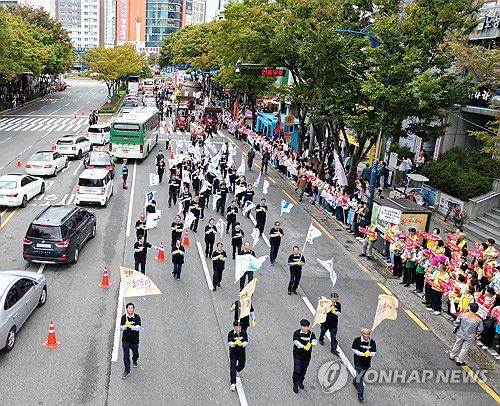 거리 퍼레이드 열린 울산 도심(울산=연합뉴스) 장지현 기자 = 16일 오후 울산시 남구 도로에서 '2025 울산공업축제' 거리 퍼레이드가 진행되고 있다. 2025.10.16 jjang23@yna.co.kr