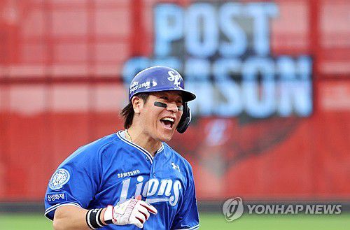 강민호, PO 최고령 홈런(대전=연합뉴스) 김준범 기자 = 19일 대전 한화생명 볼파크에서 열린 2025 프로야구 KBO리그 포스트시즌 플레이오프 2차전 삼성 라이온즈와 한화 이글스의 경기. 9회초 2사 1루 때 2점 홈런을 친 삼성 강민호가 환호하고 있다. 2025.10.19 psykims@yna.co.kr