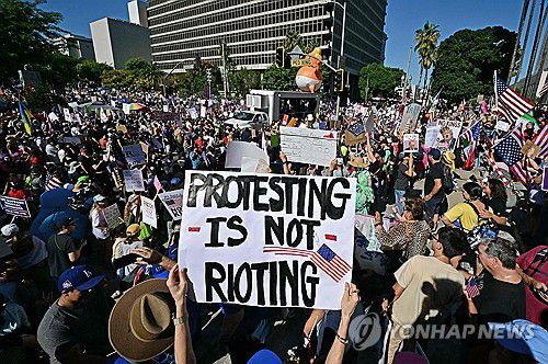 지난 18일(현지시간) 미국 전역에서 진행된 '노 킹스' 시위[AFP=연합뉴스 자료사진. 재판매 및 DB 금지]