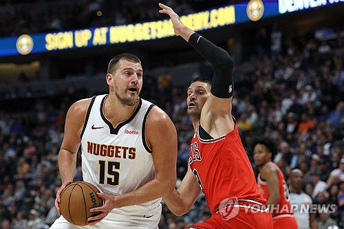 공을 잡은 니콜라 요키치[AFP=연합뉴스]